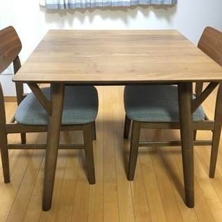 ダイニングテーブルセット（テーブル×1、椅子×2）
