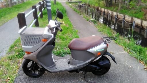 バイクのエンジンはとても良いです。鈴木（Let's 4 Basket）。 非常に