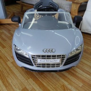 Audi    アウディー　 充電式電動カー　おもちゃの車