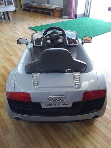 Audi アウディー 充電式電動カー おもちゃの車