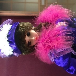 上品な紫のドレスの西洋人形