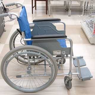 幸和製作所 アルミ製車椅子 ハンドブレーキ付きTacaof BM02 Amazon | 【非課税】幸和製作所 ハンドブレーキ付きアルミ製