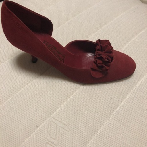 ほぼ未使用 フェラガモ ベラリ ヒール 赤のスェード