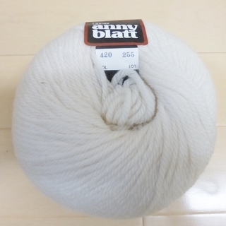 毛糸⑪　生成の新品　大きな１玉