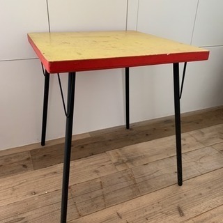 黄色と赤のコントラストテーブル ビンテージ アイアンレッグ