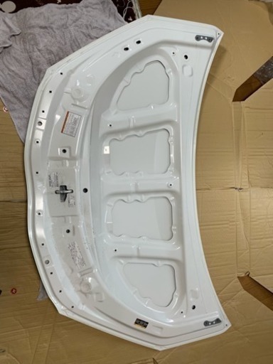 トヨタ アクア 純正ボンネット 凹み、傷なし 082 パールホワイト  