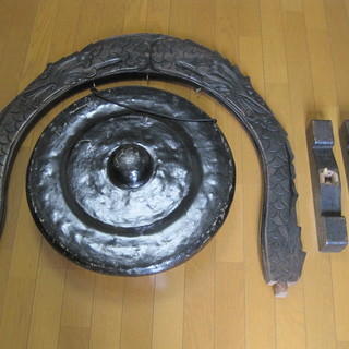 打楽器、ドラム 大型の銅鑼（枠・ばち付き）