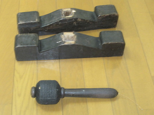 大型の銅鑼（枠・ばち付き）