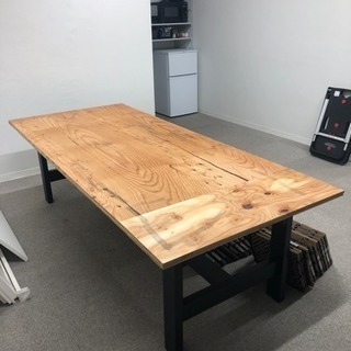 針葉樹板と2×4でできた作業テーブル