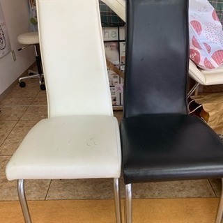 合皮の椅子（黒、白それぞれ1脚づつの合計2脚）
