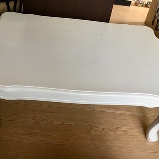 猫足の折りたたみ白テーブル