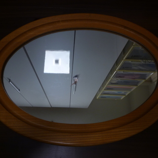 天然無垢材の木目の美しい楕円の鏡（ミラー）
