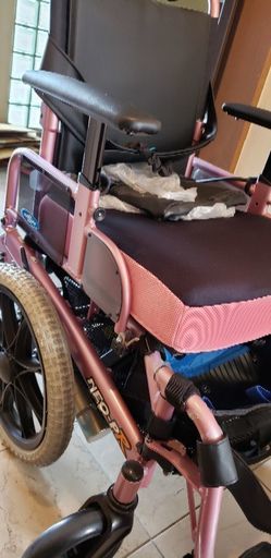 7月頃 電動車椅子 ピンク色 かなり美品を出品予定