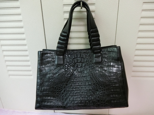黒のクロコダイル革のハンドバッグ