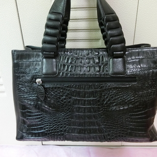 黒のクロコダイル革のハンドバッグ