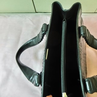 黒のクロコダイル革のハンドバッグ