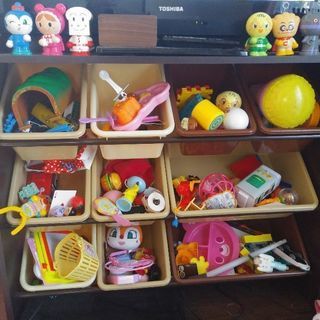 おもちゃ収納棚