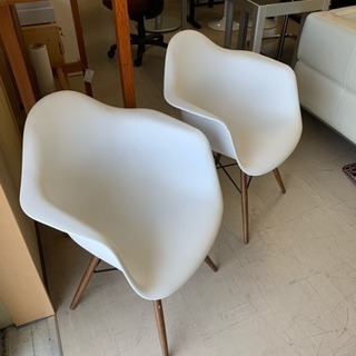 モダンなデザインの白い椅子のクローズ アップ 一つ2800円