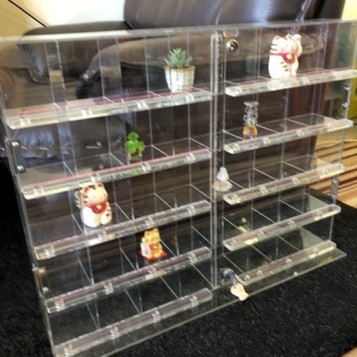 店舗什器】ドア・カギ付きアクリルディスプレイ棚 40個収納可 中古品