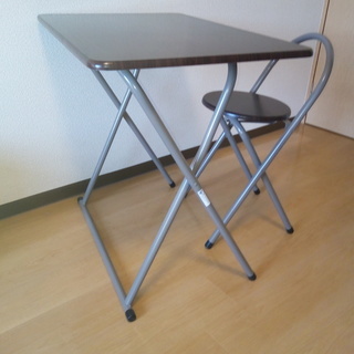 折り畳みテーブルと椅子のセット