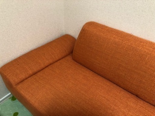 綺麗なオレンジのソファ