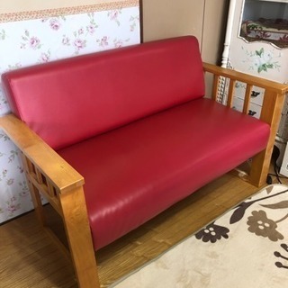 カントリー調の赤いソファ