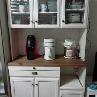 アンティーク調、食器棚。四万円に値下げします。