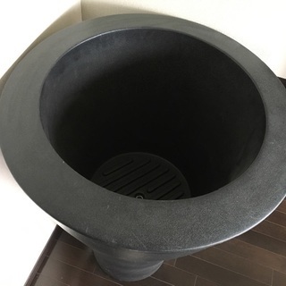 大型 樹脂の鉢（プランター）