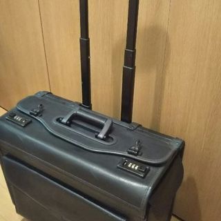 黒のパイロット風スーツケース
