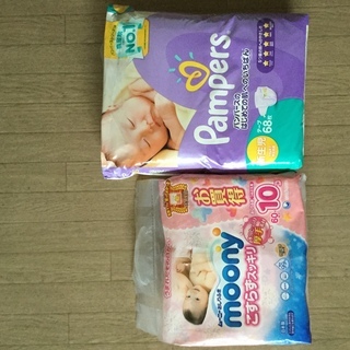 未開封の新生児用紙オムツ3袋とおしりふき10個、すこやかM1