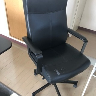 黒革の椅子