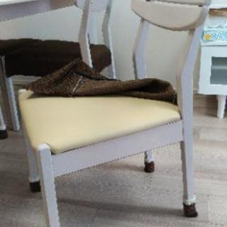 ほぼ新品 ニトリ 白ダイニングテーブル 4人用