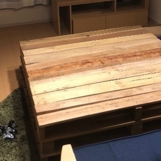 木製パレットのテーブル