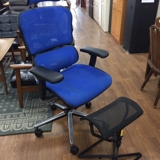 ※大特価!!Ergohuman!! ワークチェアー ブルー×ブラック オットマン付き売場展開中!!!の画像