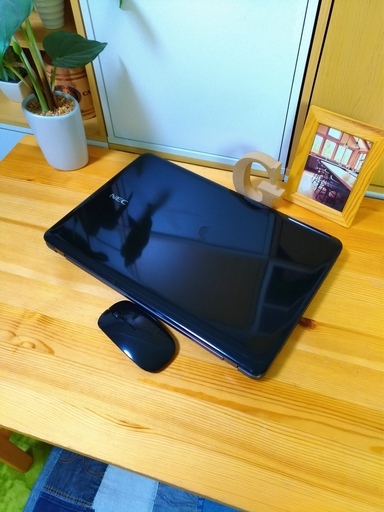 超大容量1000GBの高級LaVie★　corei5で超高速！　1T大容量☆　極美品♪　薄型軽量PCで持ち運びも可能！　高級感のある光沢クリスタルブラックのノートパソコン♪　最新Windows10！　高速PC★　高性能　メモリ4G　NEC　LaVie　大画面　DVDドライブ　テンキー付き　最新Windows10　64Bit　黒色　高級感　15.6インチ　マウス付き 　ノートパソコン　無線LAN　Wi-Fi対応