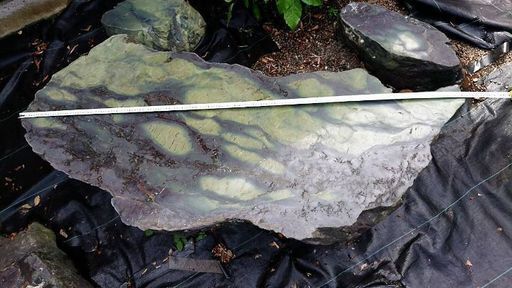 石のテーブルとイス5点セットと庭石