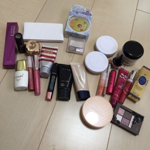 化粧品、マニキュアなど色々大量にあります。
