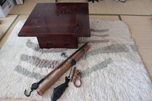 囲炉裏風民芸テーブル　欅で木目も綺麗な備品。天井からの釣り金物は未使用のものです