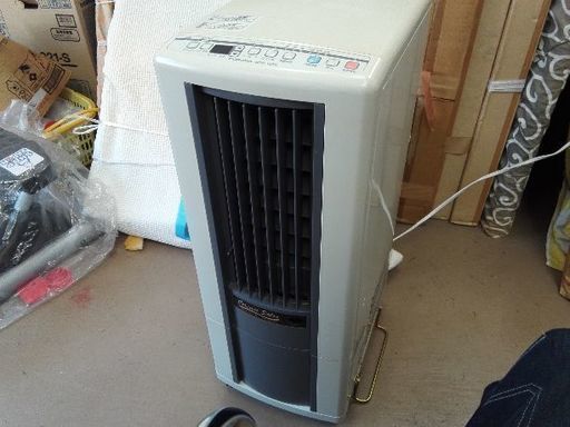 ￥２５００　　CORONA　コロナ セラミックサロン　温風/冷風/除湿 CDH-103R　扇風機より涼しいです。