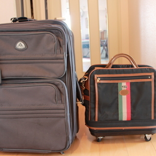 旅行用スーツケース（特殊布製）　アメリカで購入したもので　両方共...