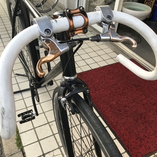 マットブラックの精悍なカッコいいピスト