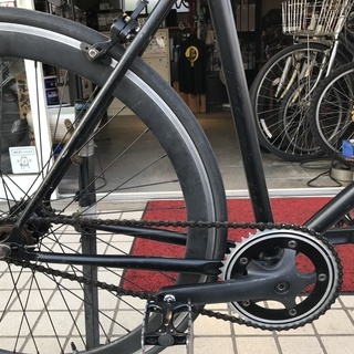 マットブラックの精悍なカッコいいピスト