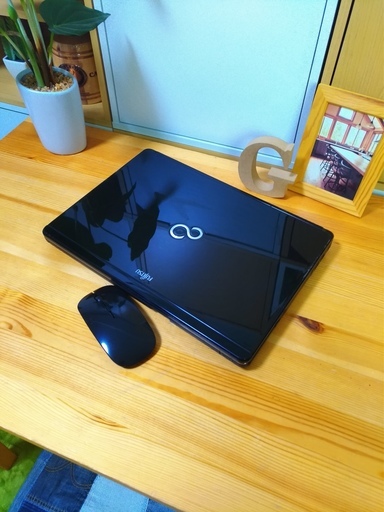 大容量640GBでcorei5の極上FUJITSU♪ 高級感のある光沢シャイニーブラック！　13.3inch軽量PCで持ち運びも便利☆　最新Windows10ノートパソコン！　高速★　メモリ4G　Webカメラ付き　富士通　FUJITSU　LIFEBOOK　大画面　最新Windows10　64Bit　黒　高級感　マウス付き 　ノートパソコン　無線LAN　Wi-Fi対応　DVDドライブ