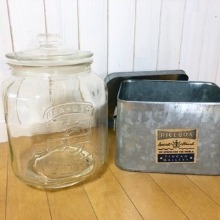 ガラス瓶とブリキのボックス