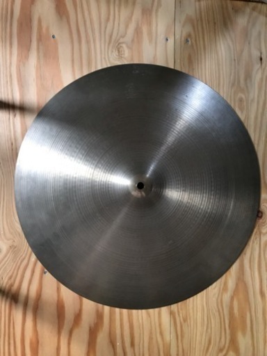 シンバル2枚 ライド／クラッシュ シンバル3枚（うち1枚はziljan）＋