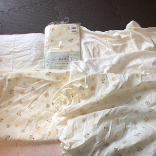 ベビーベッドのシーツと掛け布団カバー、枕のセット