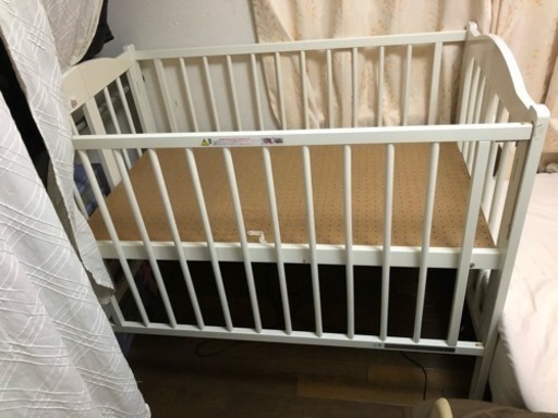 （お取引き中）ベビーベッド折りたためます！ ベッドガードもセット