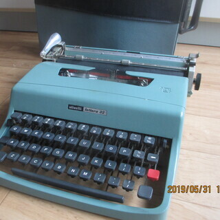 タイプライター　Olivetti Lettera32