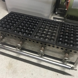 中古 税込 A 業務用 プロパンガス LPガス用 4連 鉄板 たこ焼き機 タコヤキ たこやき 通常穴 37㎜ 112穴 現状品 汚れ凹み有 厨房機器 屋台 中古 税込 業務用 プロパンガス LPG LPガス用 4連 112穴 ＆4連72穴鉄板