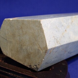 H60cm 六角柱 石の種類不明 一本剣